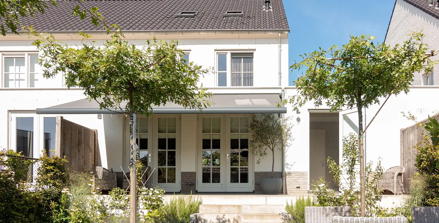 Knikarmscherm boven een terras in de tuin