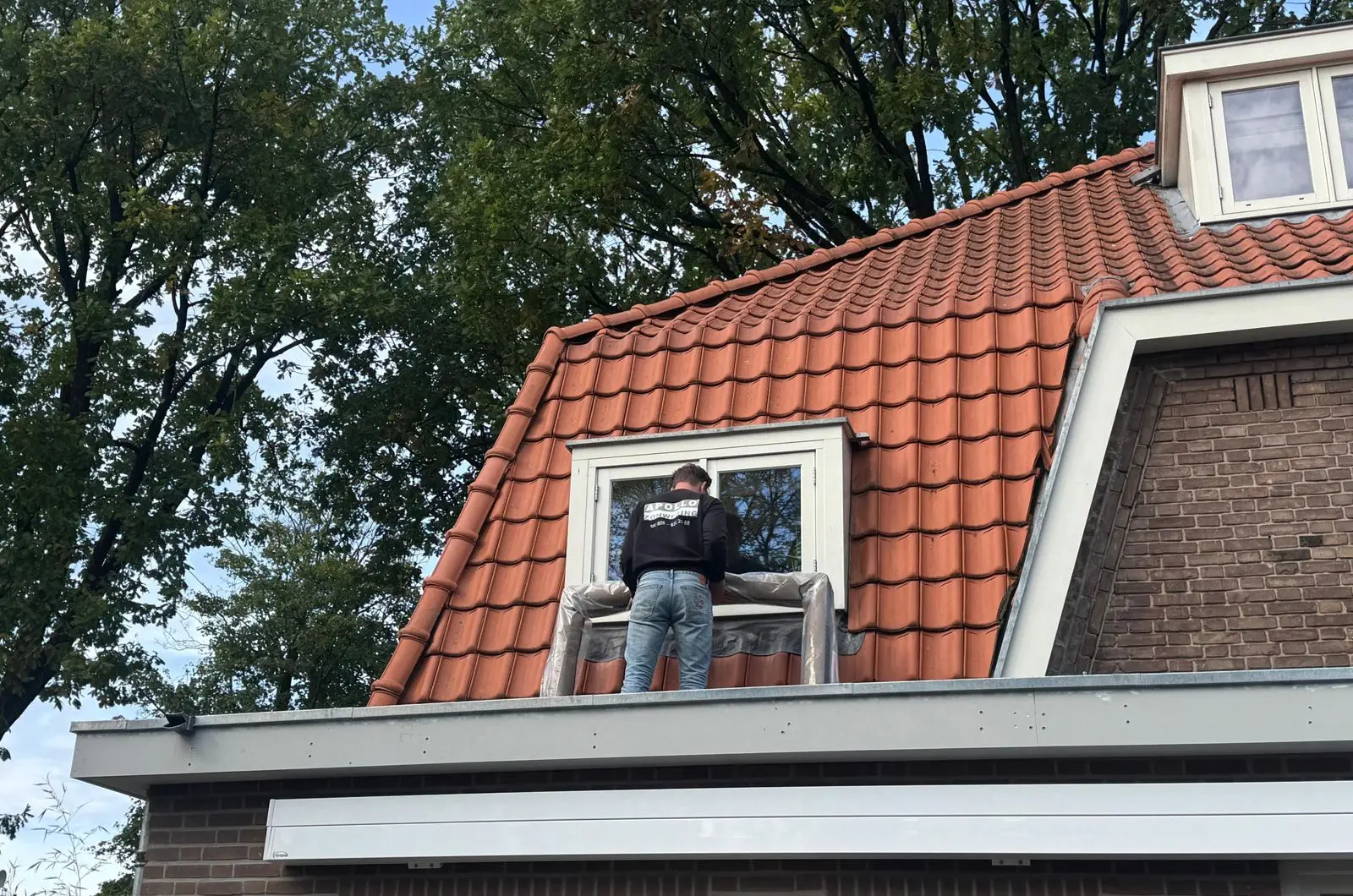 Woning met zonwering aan de gevel in de zon