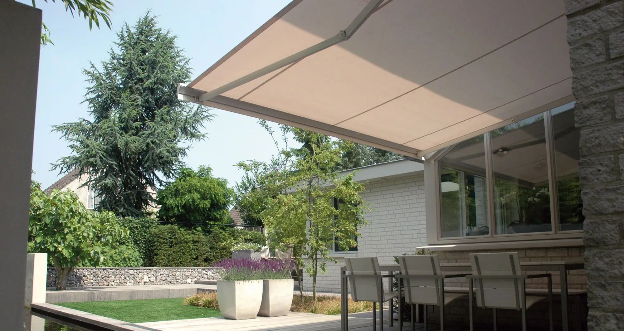 Zonnescherm boven een terras bij een woning