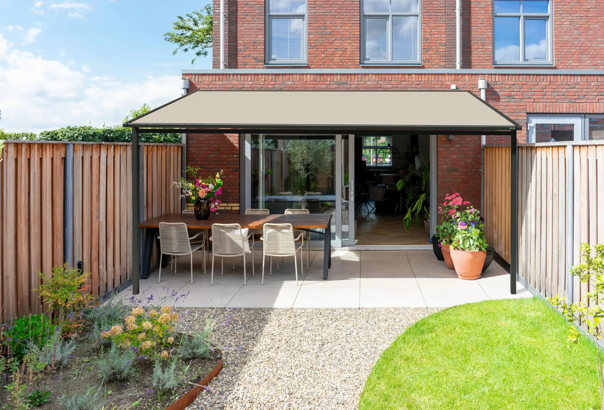 Zonwering aan een moderne woning met tuin