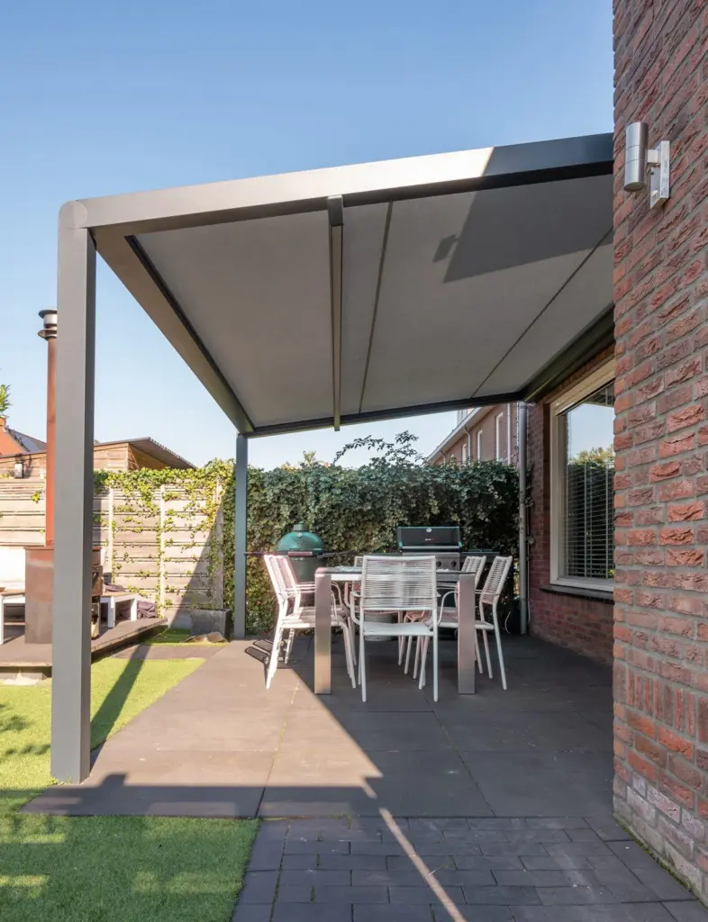 Vrijstaande overkapping met doek boven een terras