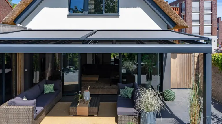 Overkapping met zonwering op het glazen dak