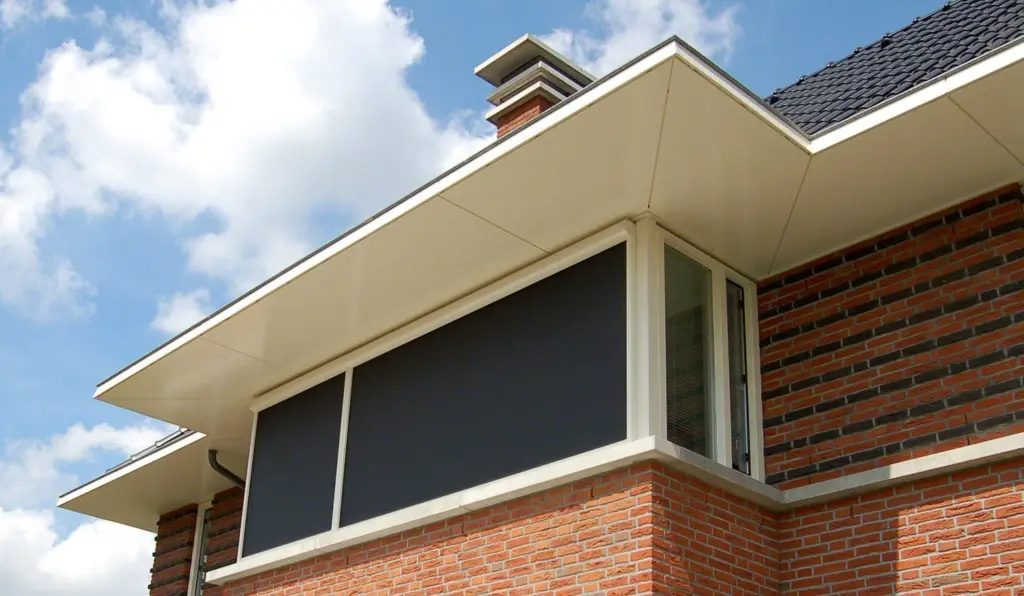 Screens voor een hoekraam onder een overstek