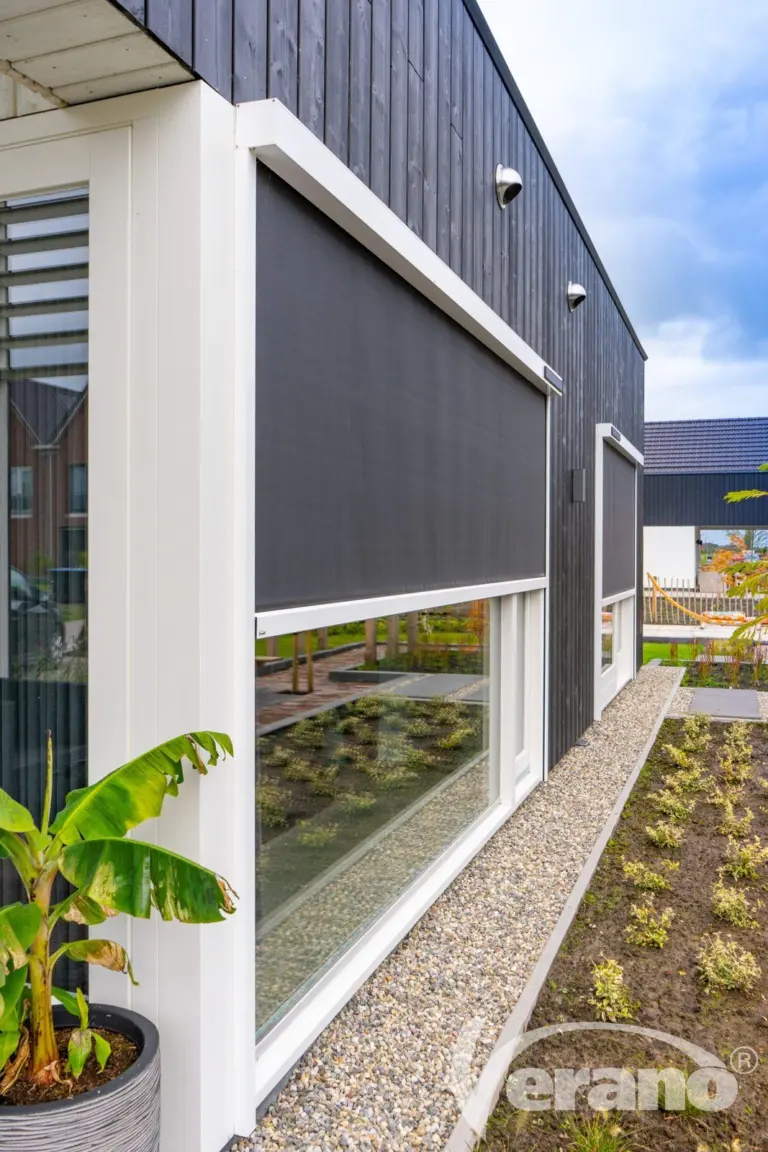 Screens met Solar-bediening voor grote ramen aan een moderne gevel
